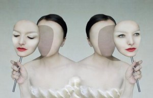 Dos-mujeres-con-dos-máscaras